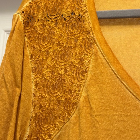 Faded Glory Mustard Lace Detail Women's Tee - Picture 2 of 3